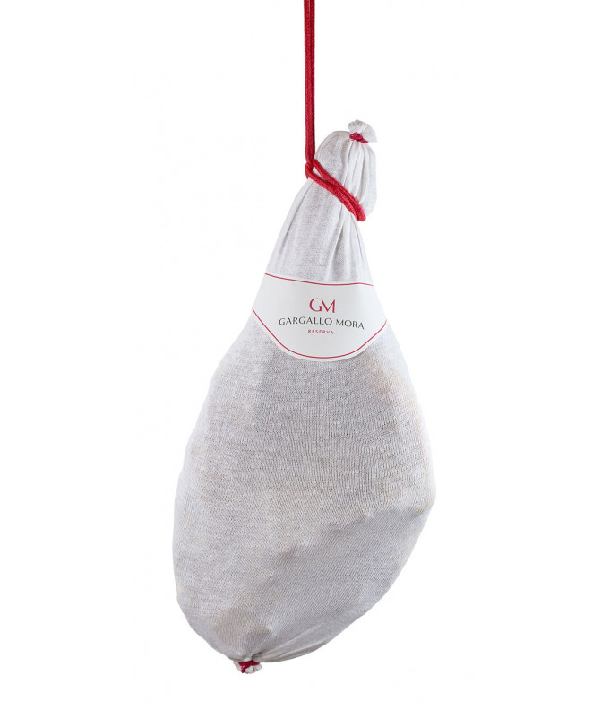 Jamón Reserva es un producto curado de manera artesanal, que ofrece una textura tierna y jugosa, con un sabor intenso