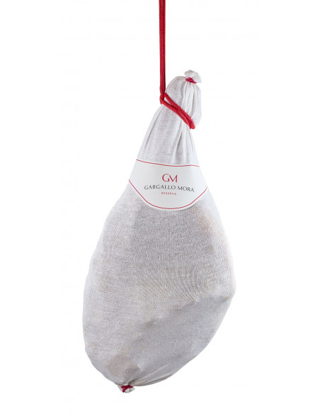 Jamón Reserva es un producto curado de manera artesanal, que ofrece una textura tierna y jugosa, con un sabor intenso