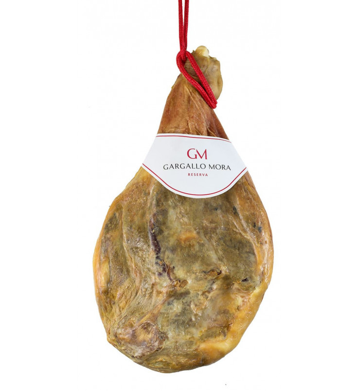Jamón Reserva es un producto curado de manera artesanal, que ofrece una textura tierna y jugosa, con un sabor intenso