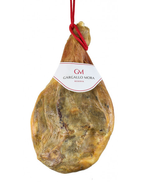 Jamón Reserva es un producto curado de manera artesanal, que ofrece una textura tierna y jugosa, con un sabor intenso