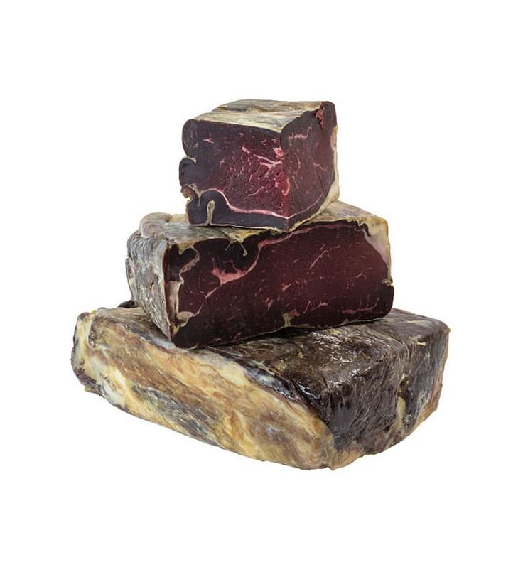Cecina de toro: Sabor intenso y aroma único, elaborada de forma artesanal con carne seleccionada y curada naturalmente.